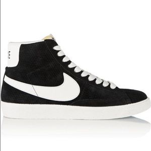 ISO// NIKE SUEDE HIGH TOP SNEAKERS