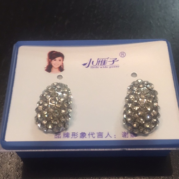 Earring - Picture 1 of 2