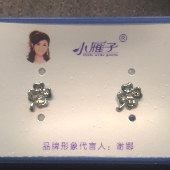 Earring - Picture 1 of 2