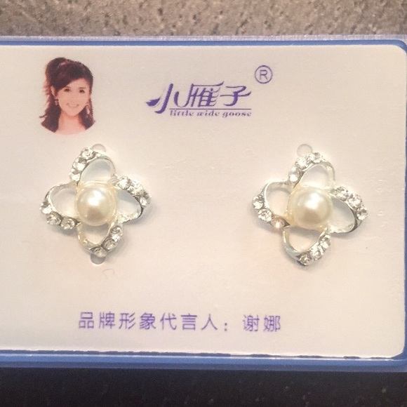 Earring - Picture 1 of 2