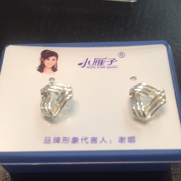 Earring - Picture 1 of 2