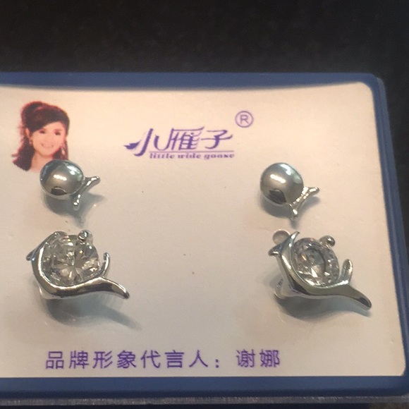 Earring - Picture 1 of 2