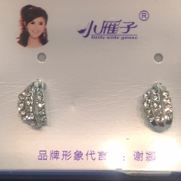 Earring - Picture 1 of 2