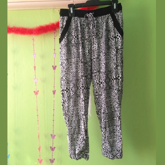Pacsun tribal printed capri pants