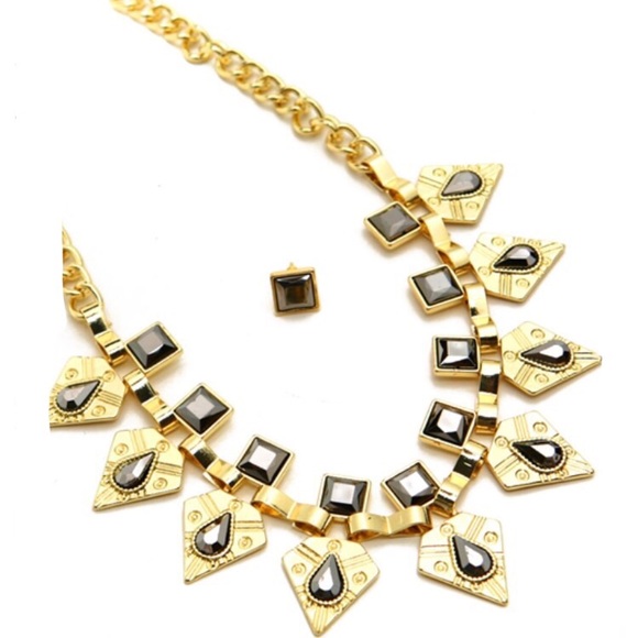 New! 💥 REESE statement necklace & earring set - Picture 2 of 4