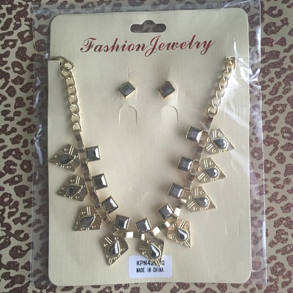 New! 💥 REESE statement necklace & earring set - Picture 3 of 4