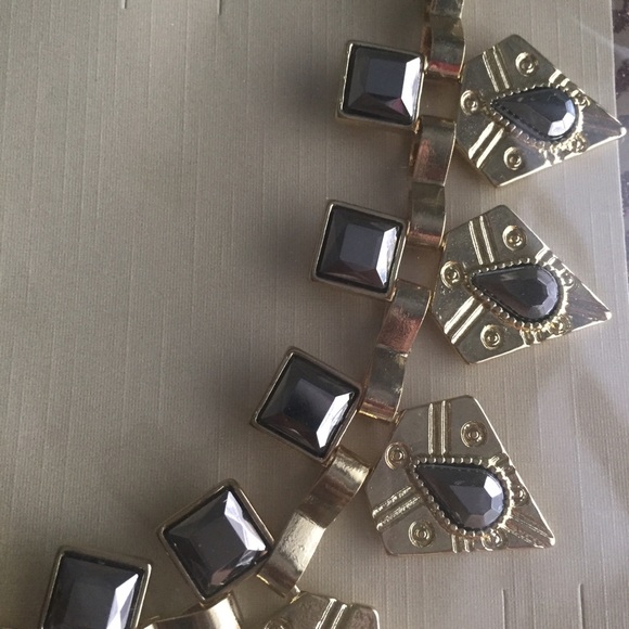 New! 💥 REESE statement necklace & earring set - Picture 4 of 4