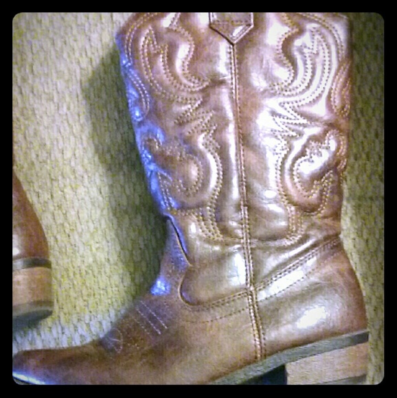Girls size 2 brown Cherokee Cowboy boots