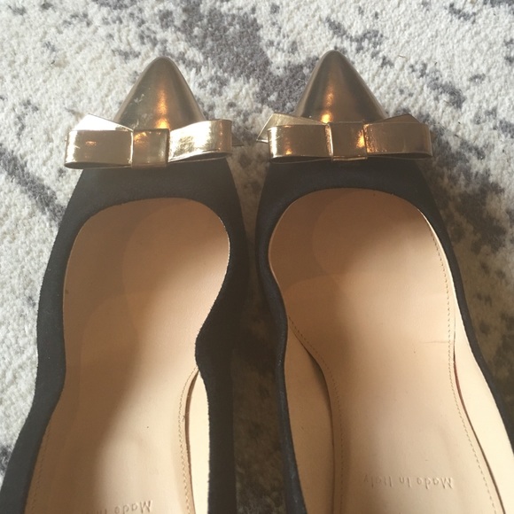 Black & Gold Pump w/ Bow - Picture 3 of 4