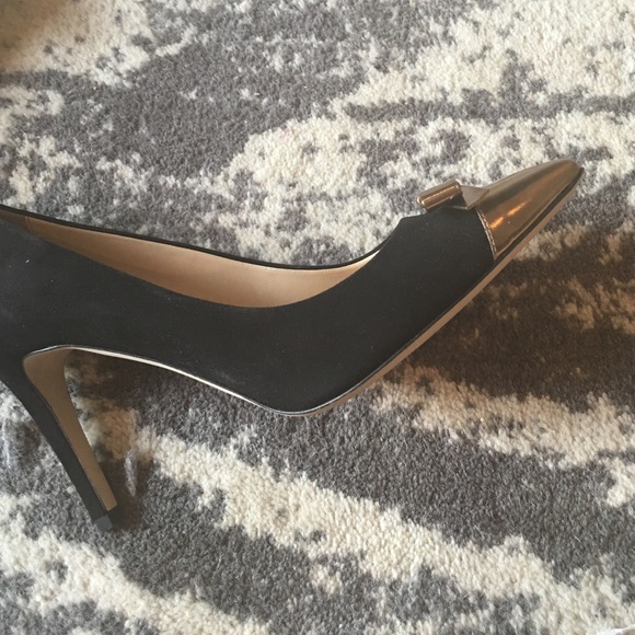 Black & Gold Pump w/ Bow - Picture 4 of 4