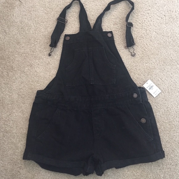 New with tags! Hollister short overalls !!