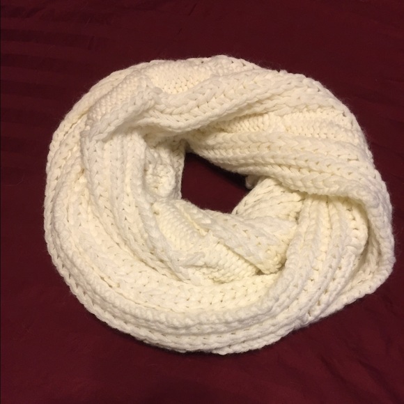 NWOT Off white cable knit scarf!