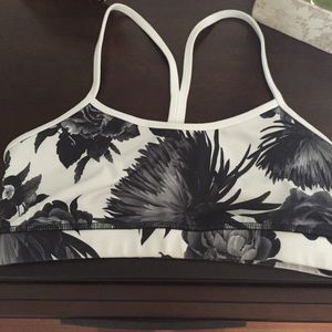 Black and white lululemon sports bra