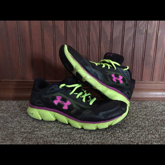 Size 9 Under Armour Tennis shoe