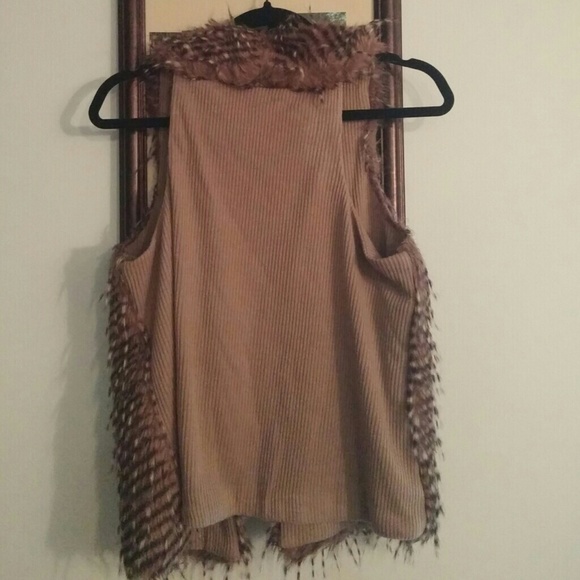 ⛔SOLD[XXI] Faux feather vest - Picture 2 of 2
