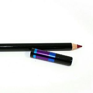Mac lip liner in beet