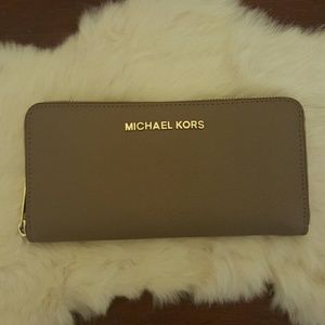 MICHAEL Michael Kors Continental Wallet