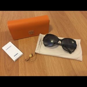 Tory Burch sunglasses comes with dust rag and case