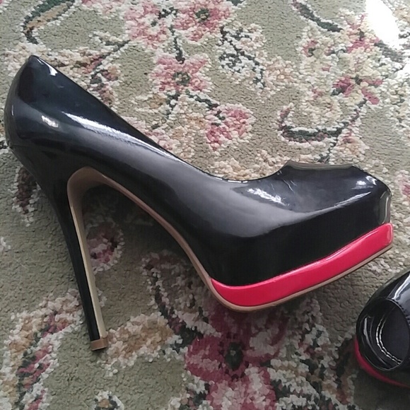 Red and black Stilettos - Picture 2 of 4