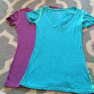 2 dELiA*s v-neck t-shirts