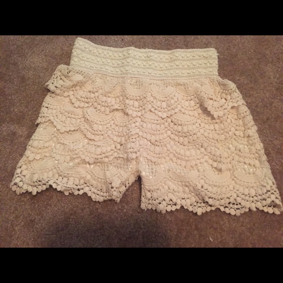 super cute medallion lace shorts