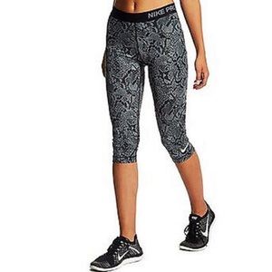 Nike Pro Core Vixen Capris - Small