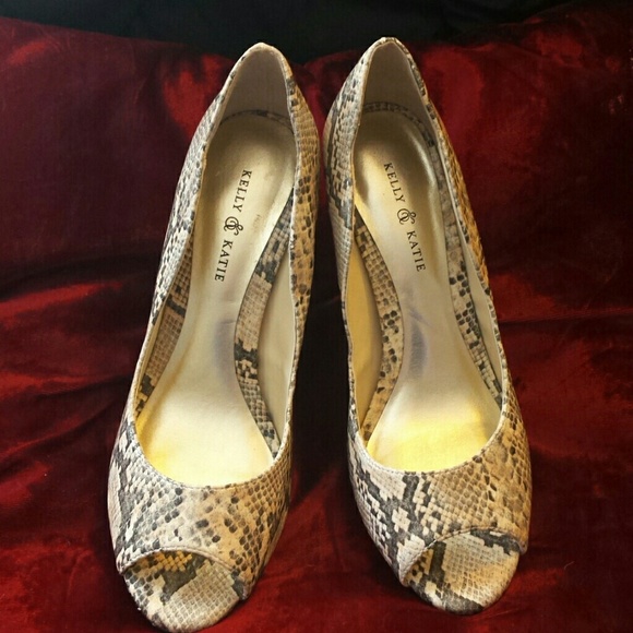 Kelly & Katie Faux Snakeskin Pumps Size 6.5
