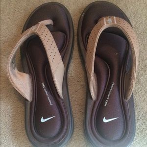Never Worn Nike flip flop shoes