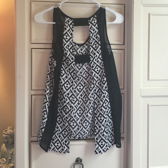 Open-back sleeveless tank - Picture 2 of 2