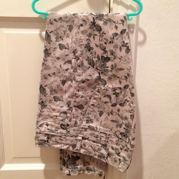 Gorgeous Floral White and Grey J Brand Capris!
