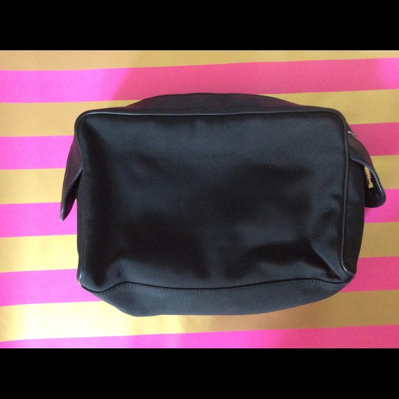 GUCCI GG SUPREME TOILETRY CASE - Picture 2 of 4