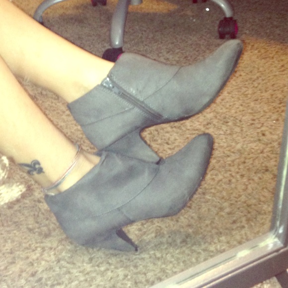 Fioni gray booties