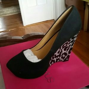Black and leopard pink wedges