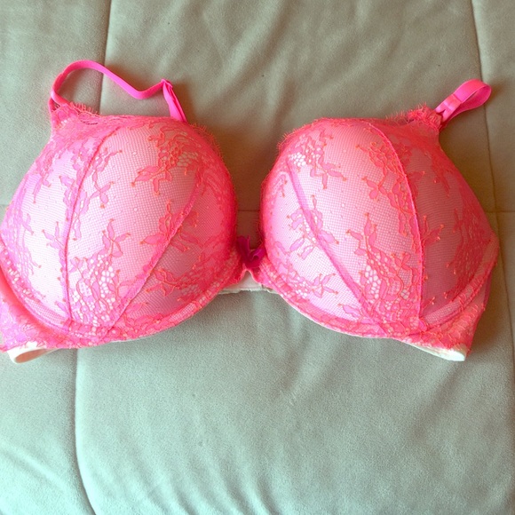 bombshell plunge from Victoria's Secret 38C