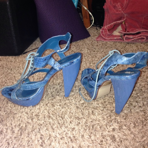 Unique blue heels - Picture 3 of 4