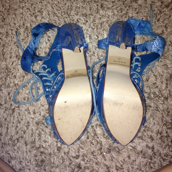 Unique blue heels - Picture 4 of 4