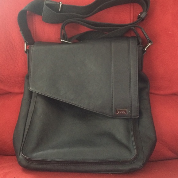 ECCO Crossbody/Utility bag with felt storage bag.