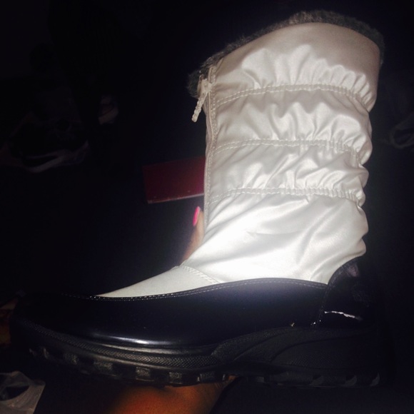 Snow Boots - Picture 4 of 4