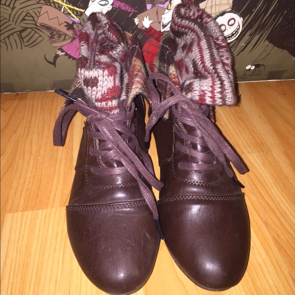 Burgundy/brown fold over boots with knit detail