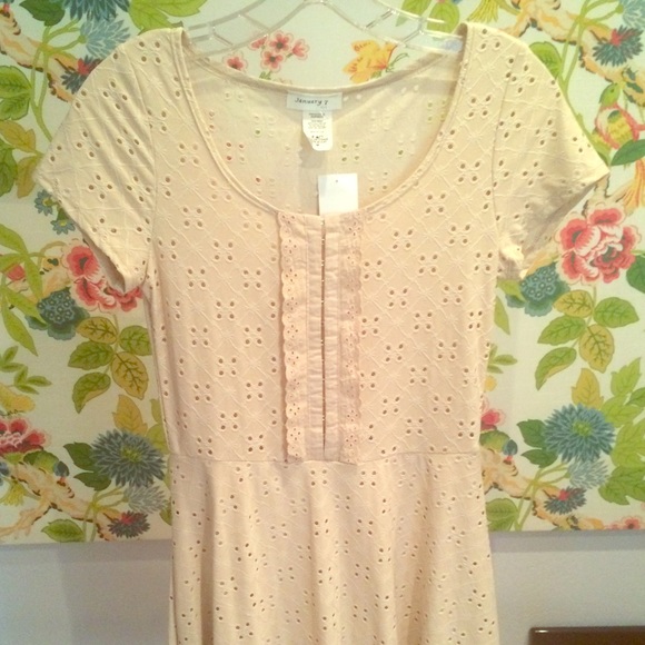 Cute tan/cream patterned dress!