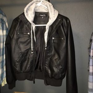 Short leather jacket, with hood.