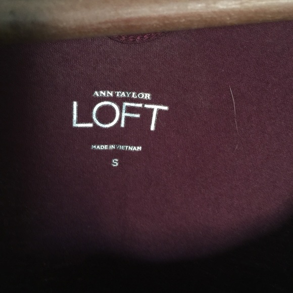 Ann Taylor Loft Wine color top...💋size small - Picture 2 of 4