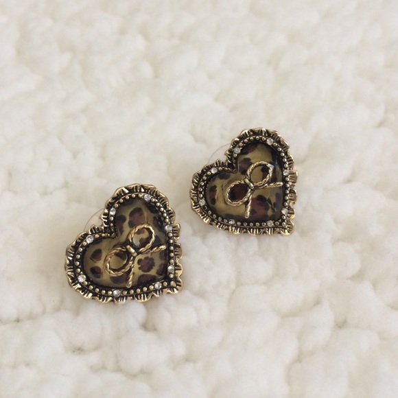 NWOT Betsey Johnson heart post earrings