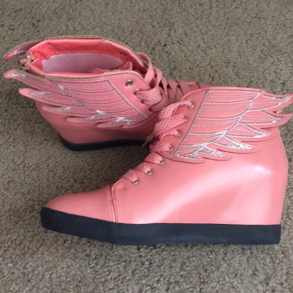 ⚡️SALE⚡️Pink Wedges with Wings  💕