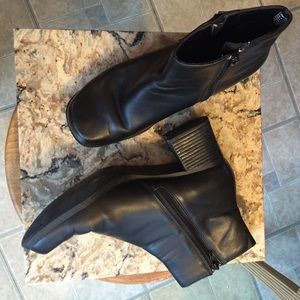 Vintage black booties / boots !! 💣🔮☠