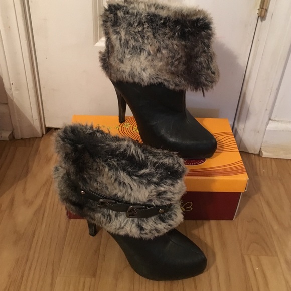 Cute boots with the far