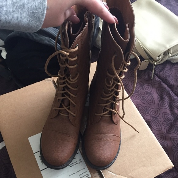 Size 8 boots. Fits a 7-7.5 - Picture 2 of 4