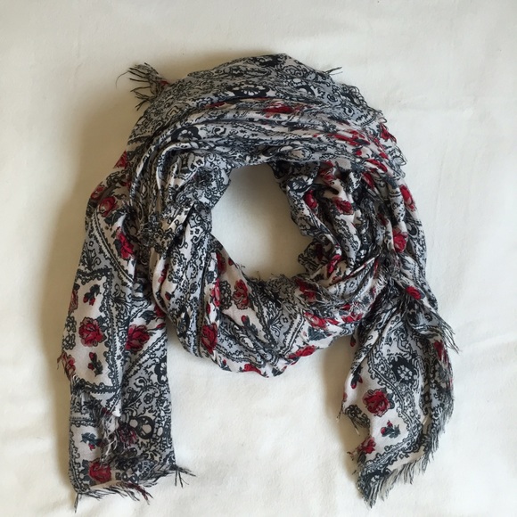 Floral patterned scarf in cream