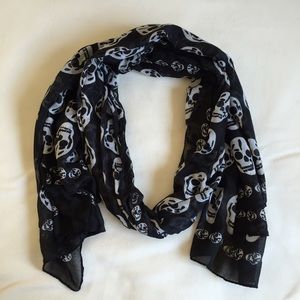 Skull Patterned Scarf in black