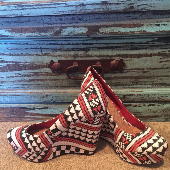 Gianni Bini closed toed wedge shoe